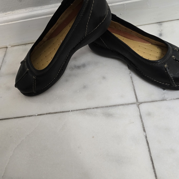 Clarks Women's Black Leather Flats - Picture 5 of 5